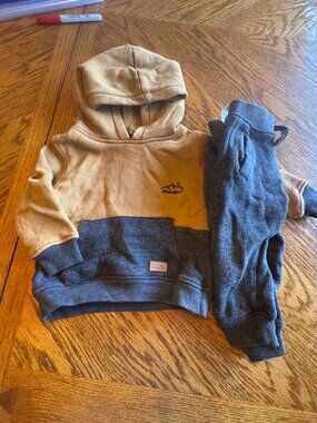 (TD1) Eddie Bauer sweatsuit size 12 months.